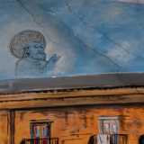 A sorpresa nella volta celeste �spunta� San Nicola. �� il soggetto pi� richiesto dai clienti � ci dice -, l�ho disegnato anche in diverse pizzerie e rosticcerie�